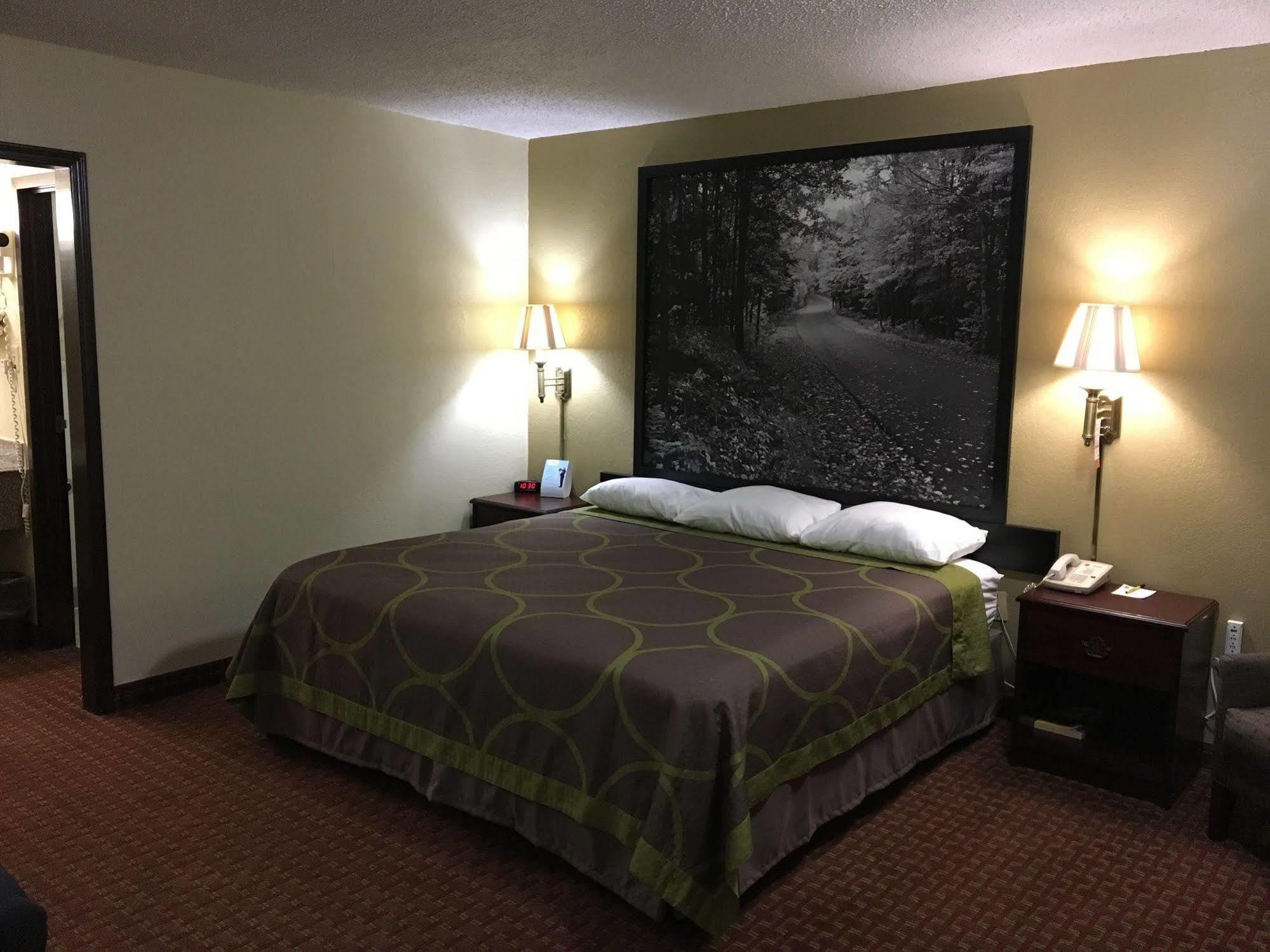 Super 8 By Wyndham Shawnee Hotel Kültér fotó