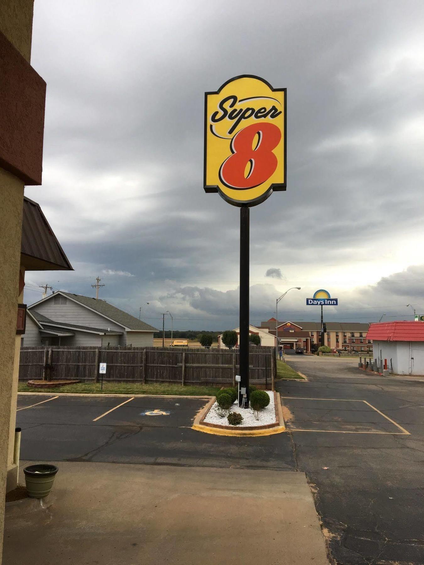 Super 8 By Wyndham Shawnee Hotel Kültér fotó