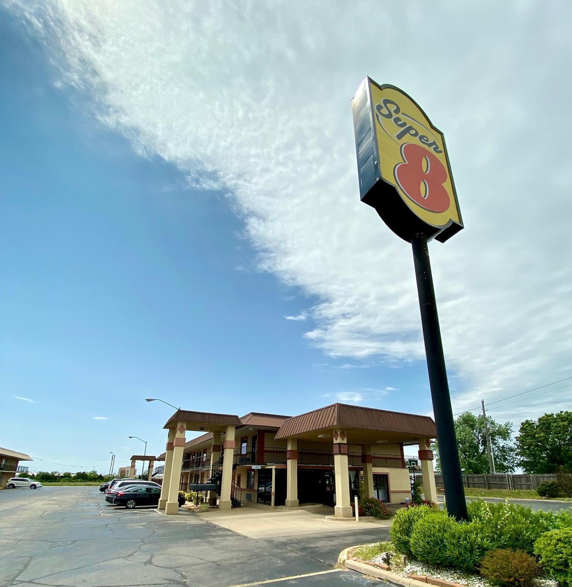 Super 8 By Wyndham Shawnee Hotel Kültér fotó