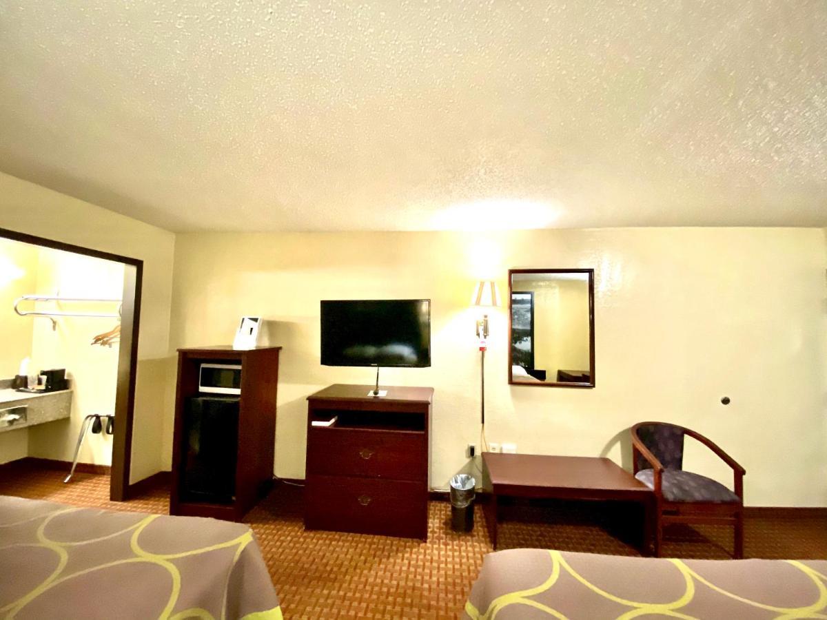 Super 8 By Wyndham Shawnee Hotel Kültér fotó