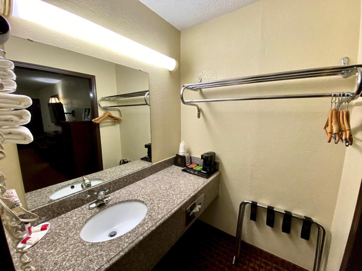 Super 8 By Wyndham Shawnee Hotel Kültér fotó